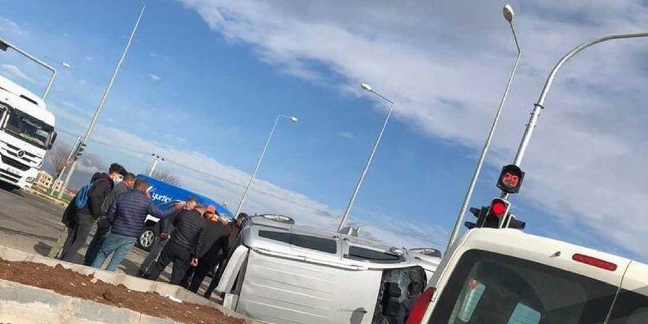 Kırmızı Işığı İhlal Eden Tır, Araca Çarptı: 2’si Ağır 4 Yaralı