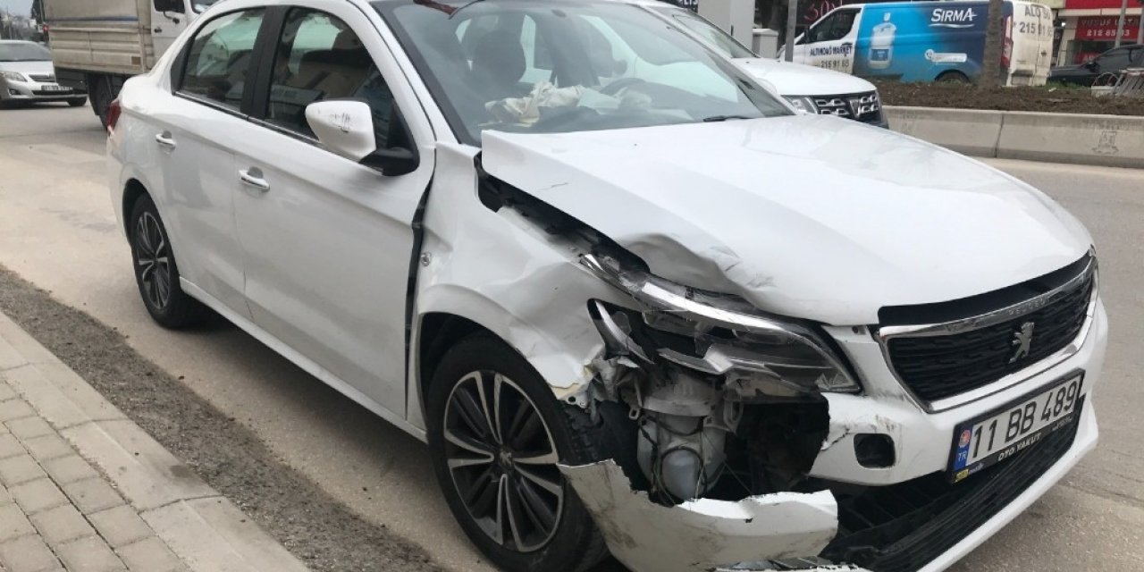 İ̇ki Otomobil Kavşakta Çarpıştı