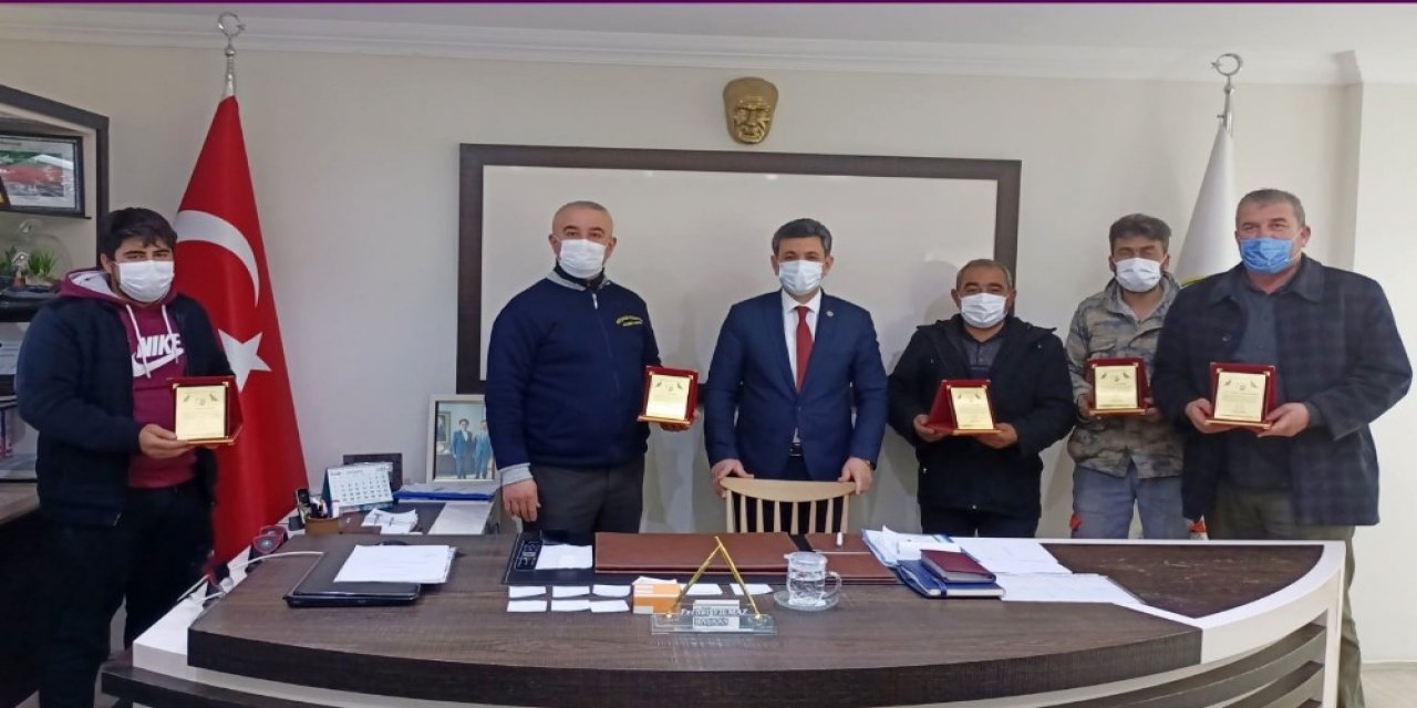 Başkan Yılmaz’dan Hayvan Severlere Plaket