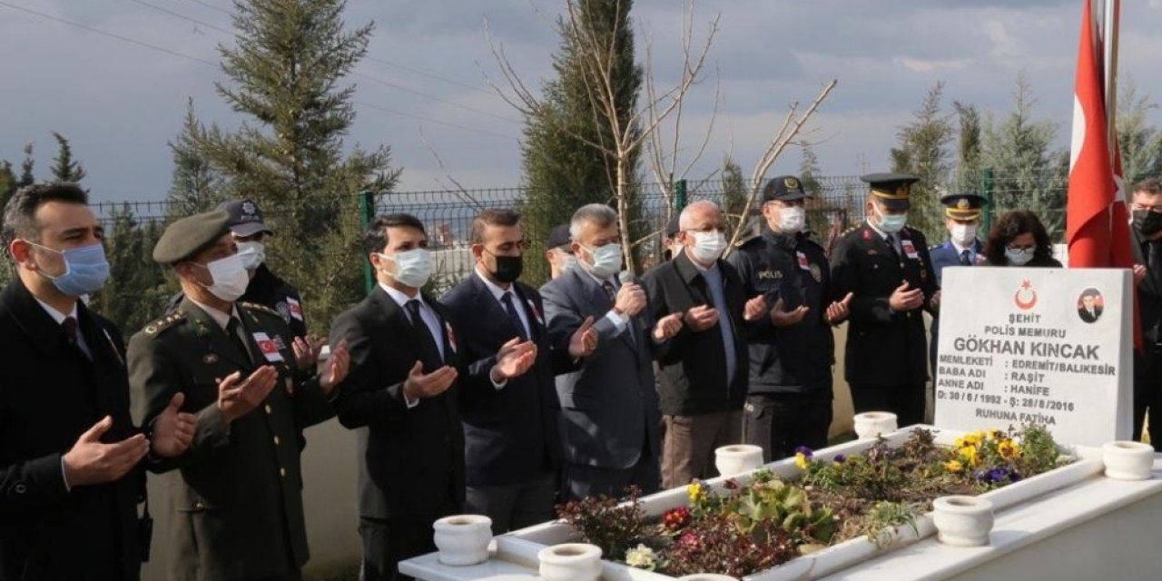 Edremit Şehitliği’nde 18 Mart Töreni