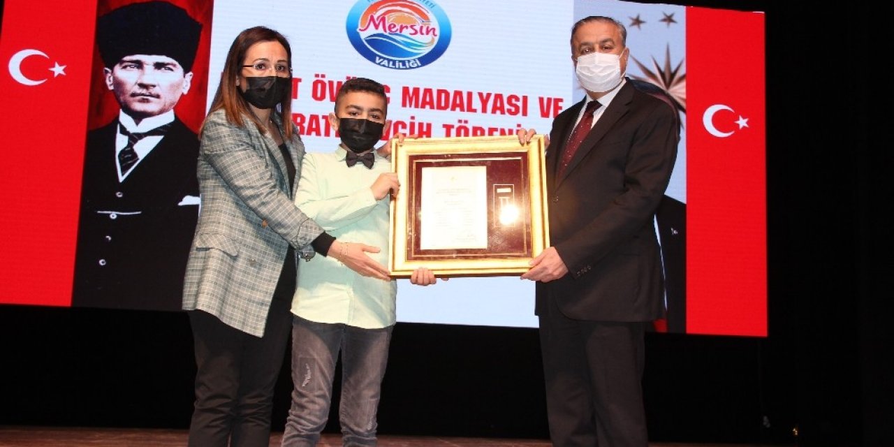 Mersin’de 5 Şehit Ailesi İle 6 Gaziye ‘devlet Övünç Madalyası’ Verildi