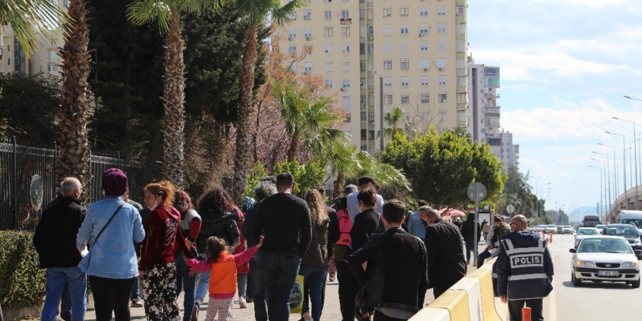 Dev Uyuşturucu Operasyonu Sonrası Adliye Önünde Pandemi İhlaline Polis Müdahalesi