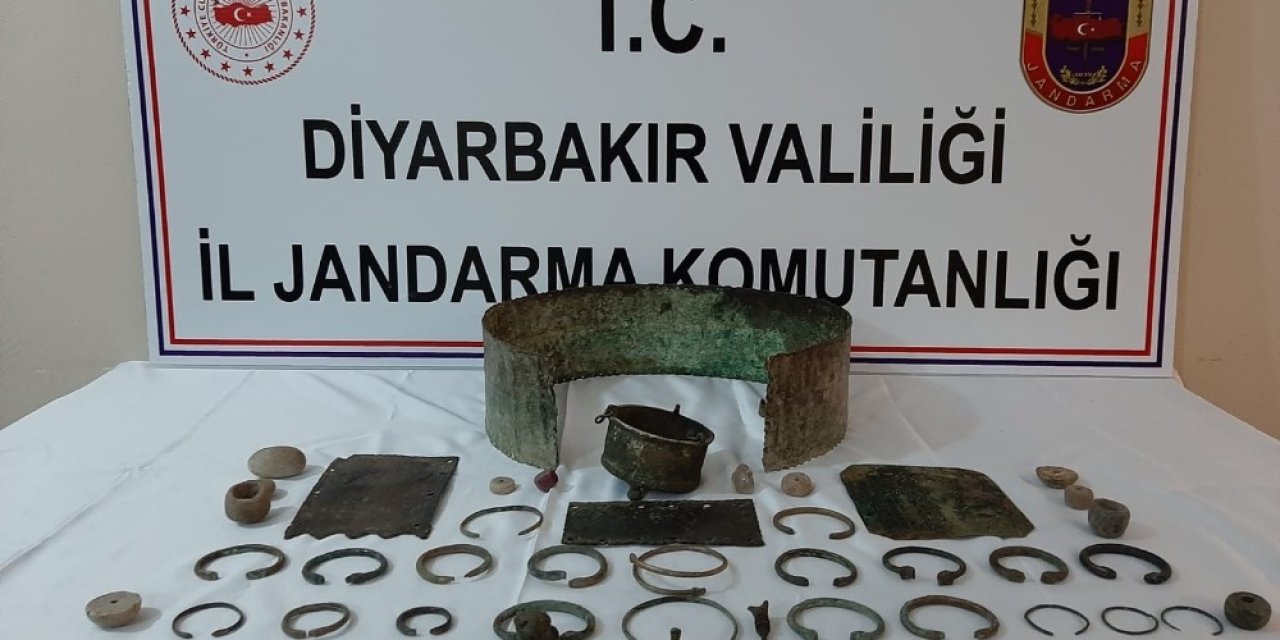 Diyarbakır’da Tarihi Eser Kaçakçılığı Operasyonu: Urartu Ve Rome Dönemlerine Ait Eserleri Giysilerinin İçine Saklamışlar