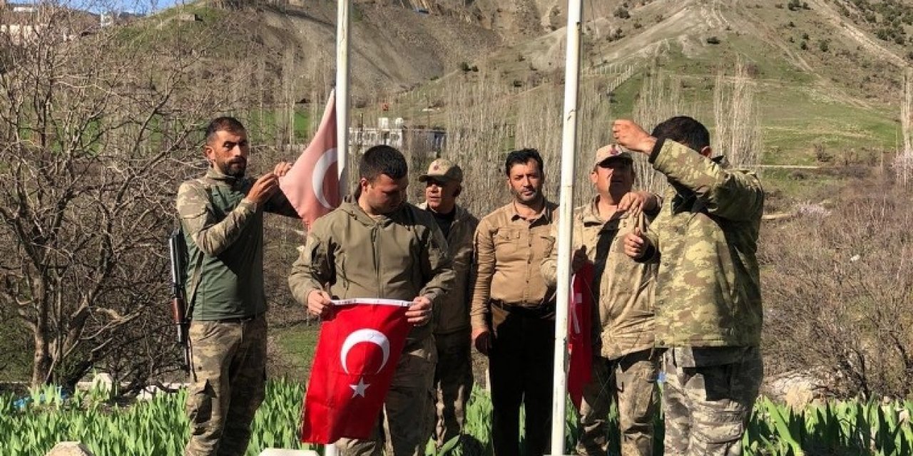 Uludere’de Şehit Mezarları Temizlenip Türk Bayrakları Yenilendi