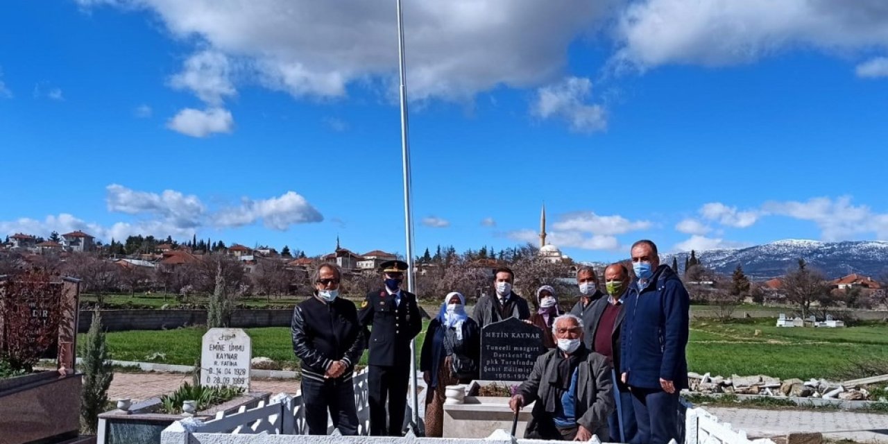 Jandarma, Şehit Öğretmen Kaynar’ın 24 Yıllık Mezarını Yeniledi