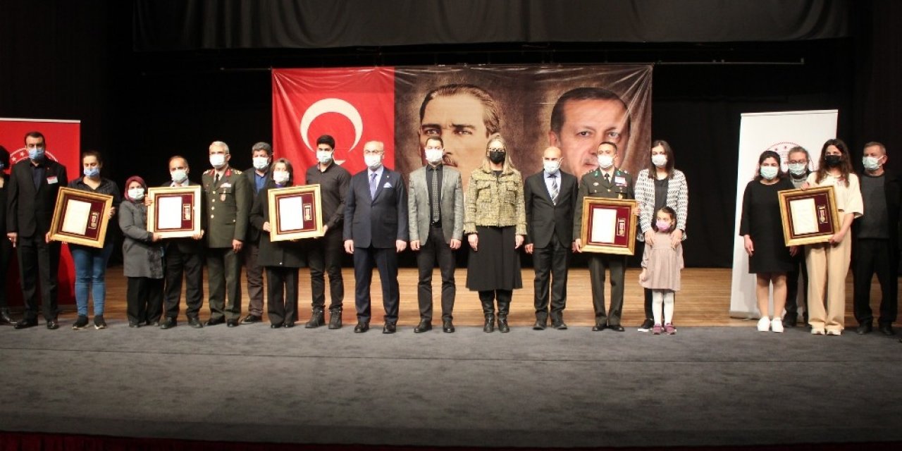 İ̇zmir’de Şehit Aileleri Ve Gazilere Devlet Övünç Madalyası