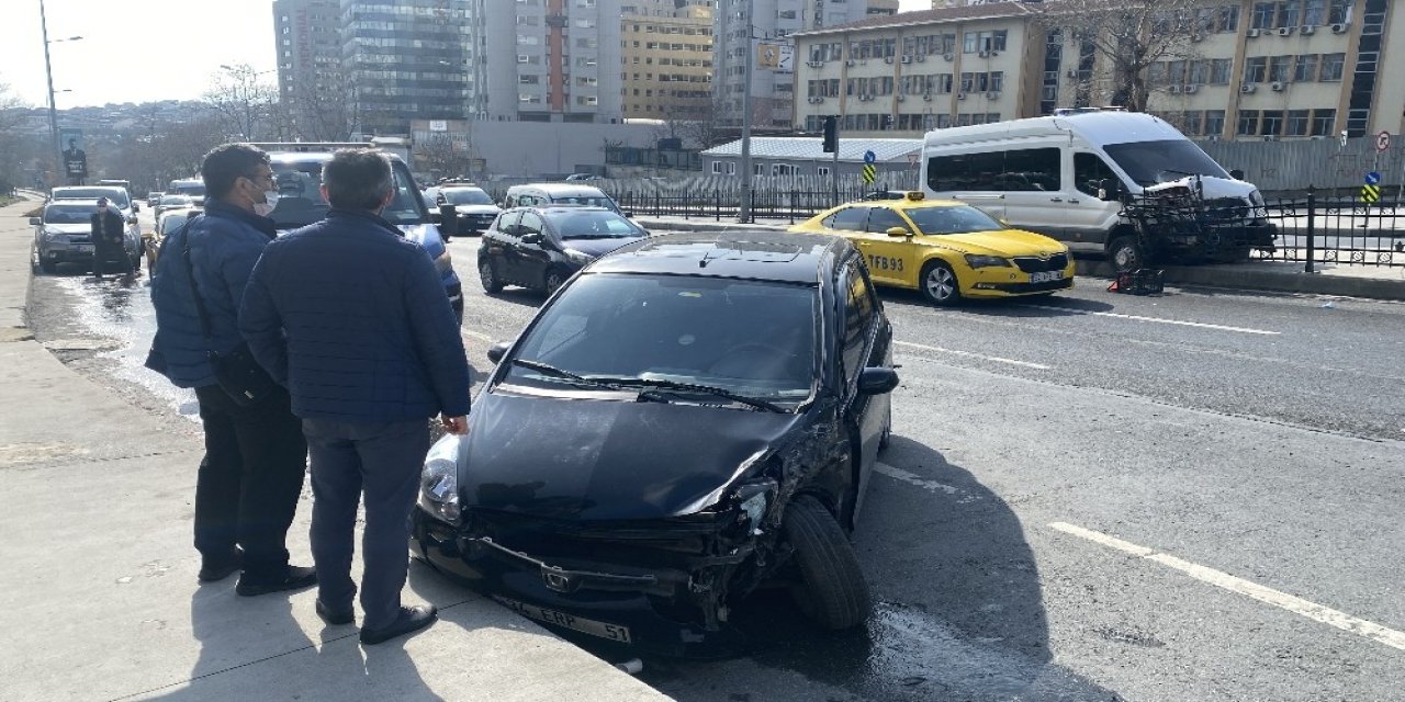 Şişli’de Polis Minibüsü Korkuluklara Daldı