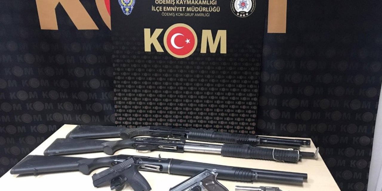 İ̇zmir Polisi, Silah Tacirlerini Yakaladı