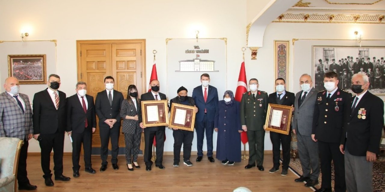 Şehit Aileleri Ve Gazilere Madalya