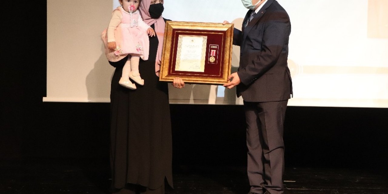 Şehit Aileleri Ve Gazilere "devlet Övünç Madalyası"