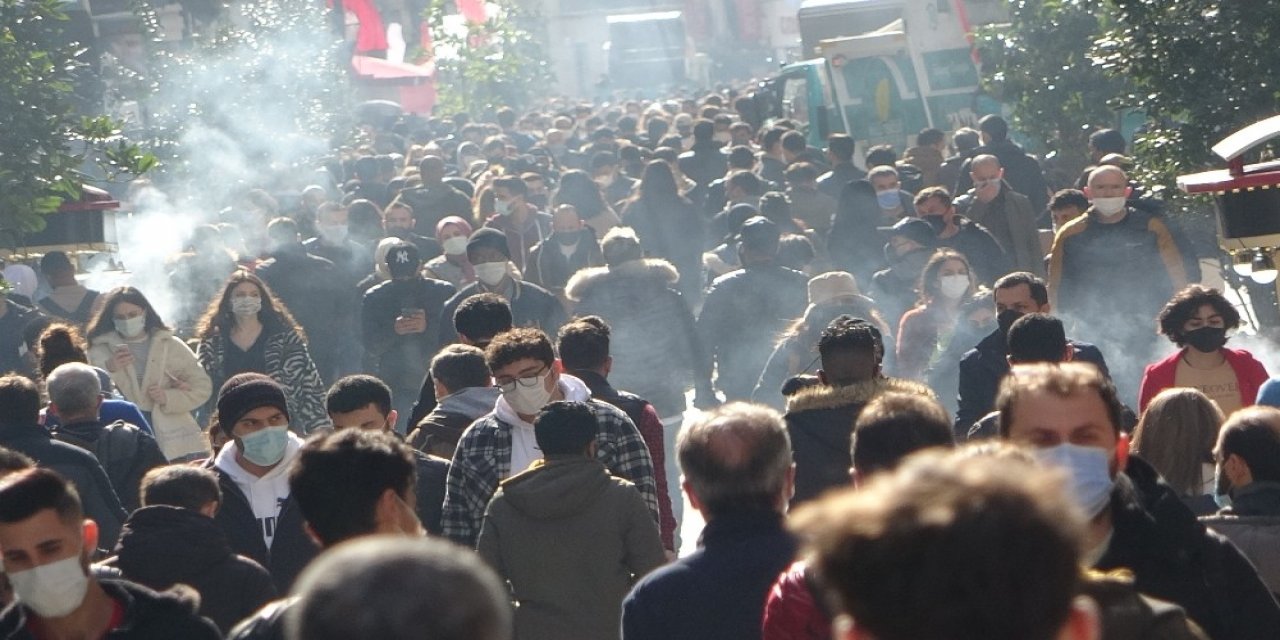 Vaka Sayıları Artarken İ̇stiklal Caddesi’ndeki Kalabalık Pes Dedirtti