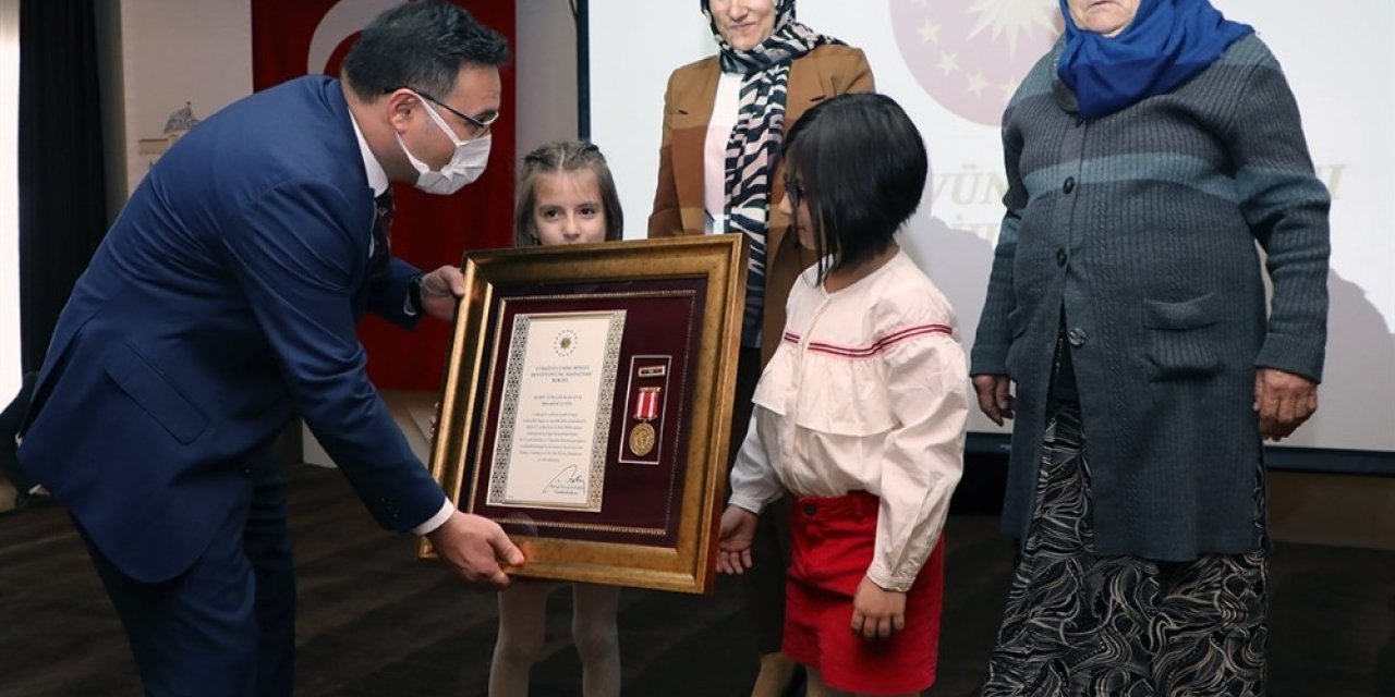 Afyonkarahisar Şehidinin İkiz Kızlarına ’devlet Övünç’ Madalyası