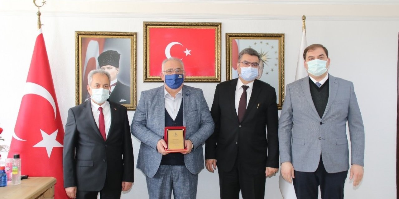 Başkan Akkaya’dan Yurt Dışındaki Hayırseverlere Plaket