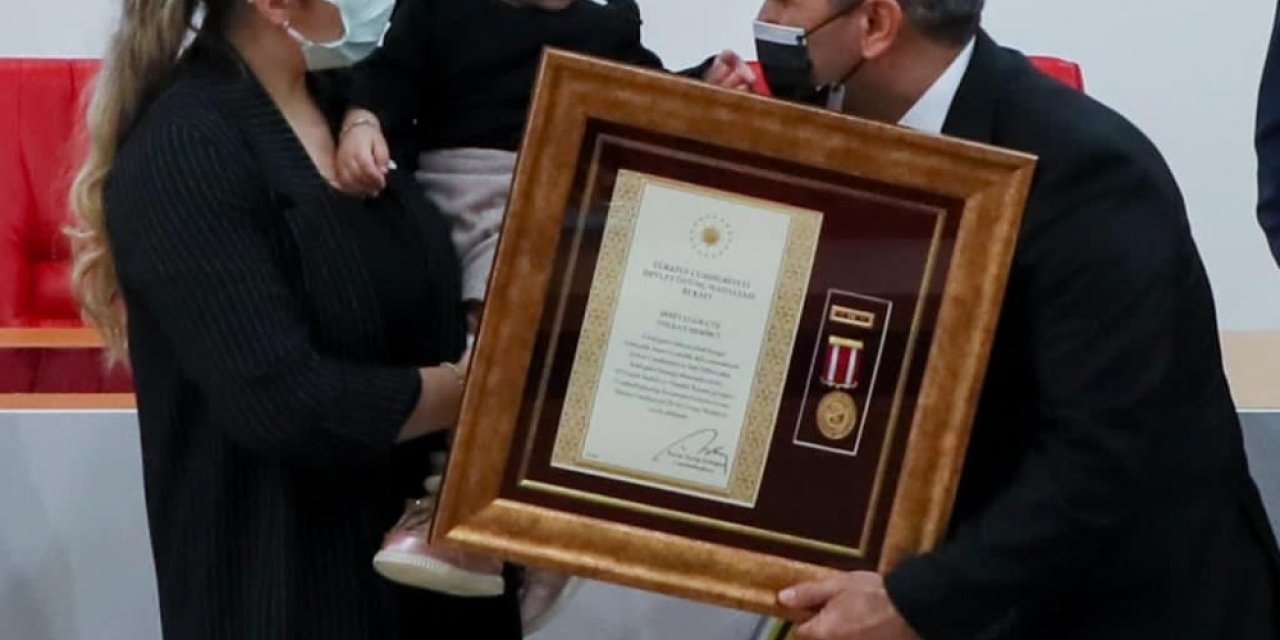 1 Yaşındaki Vedia Nur Babasının Madalyasını Aldı