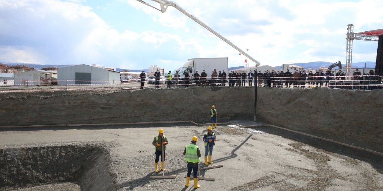 Turhal’da 296 Konut, İşyeri Ve Caminin Temeli Törenle Atıldı
