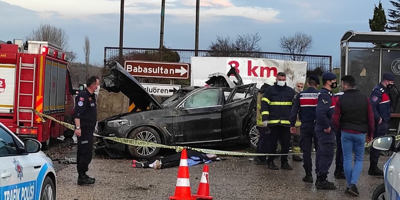 Fabrika Duvarına Çarpan Araç Hurdaya Döndü: 1 Ölü