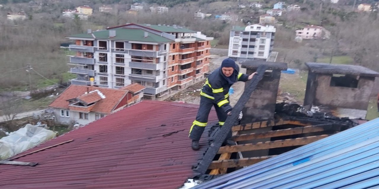 Kastamonu’da Çıkan Çatı Yangını Büyümeden Söndürüldü