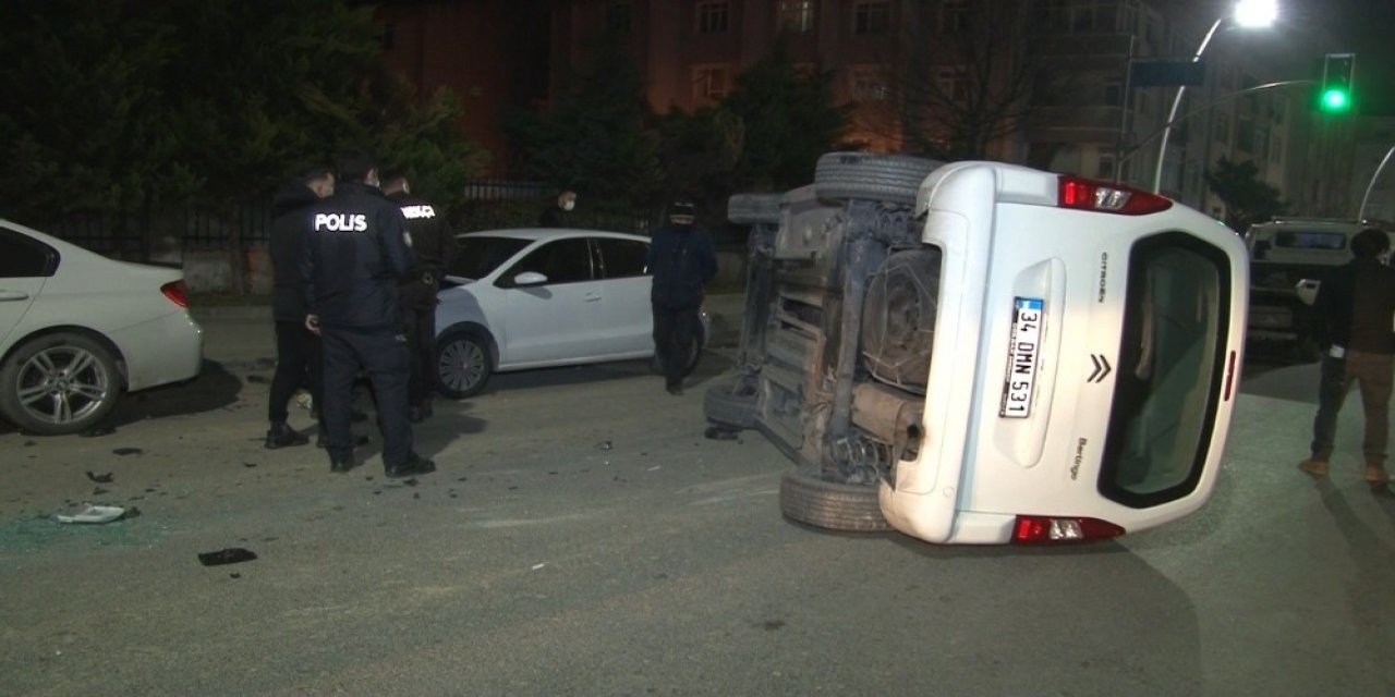 Sultangazi’de Kontrolden Çıkan Ticari Araç, Otomobillere Çarparak Yan Yattı