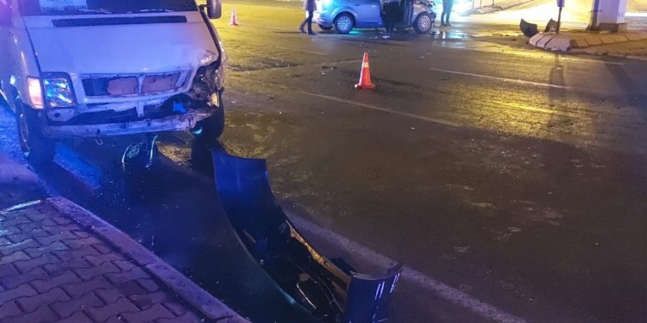 Servis Minibüsü İle Otomobil Çarpıştı: 5 Yaralı