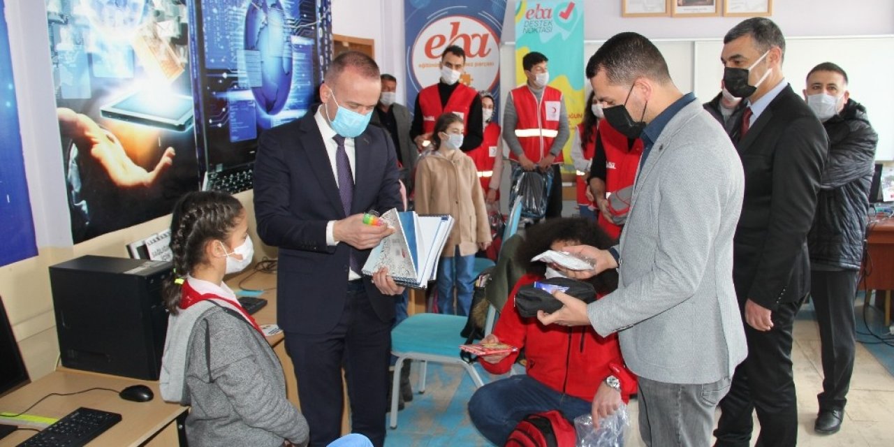 Kızılay’dan Öğrencilere Kırtasiye Yardımı