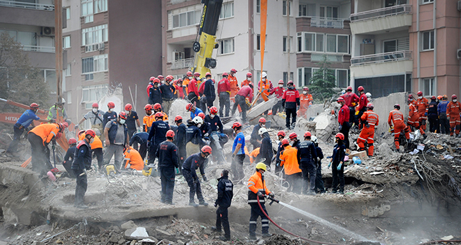 Gönüllerde taht kuran işletme sahibi ve çalışanları o apartmandan 'hayatlar' kurtarmış