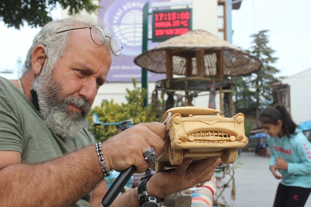 Odunları çakıyla otomobile çeviriyor