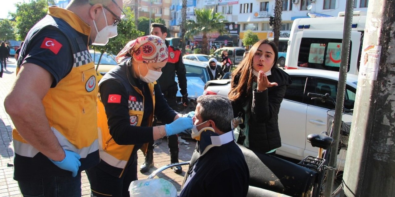 Üzerlerine Gelip Kaldırıma Çıkan Otomobilden Son Anda Kaçarak Kurtuldular