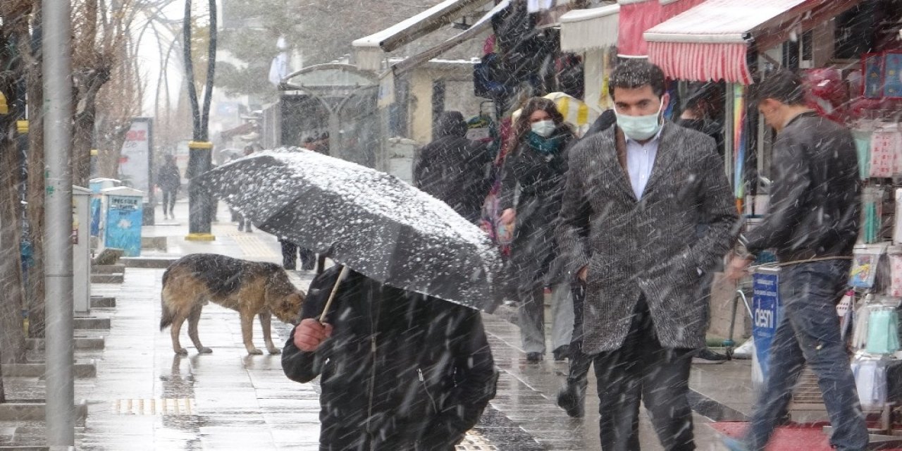 Van’da Kar Yağışı Etkili Oluyor