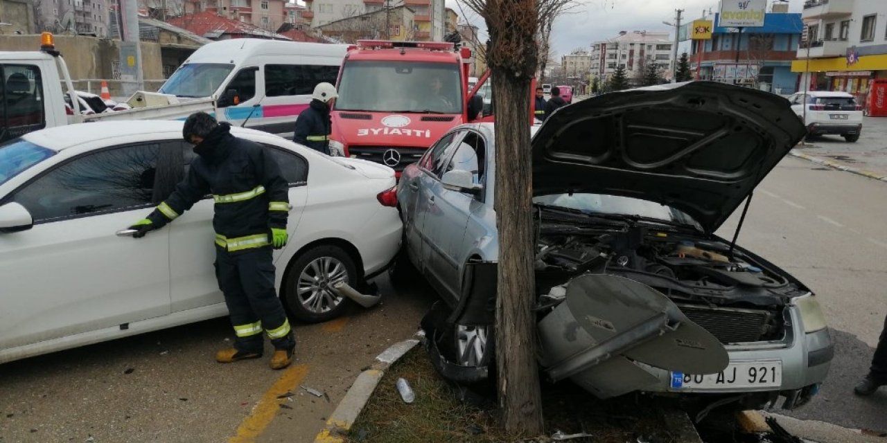 Otomobiller Çarpıştı: 3 Yaralı