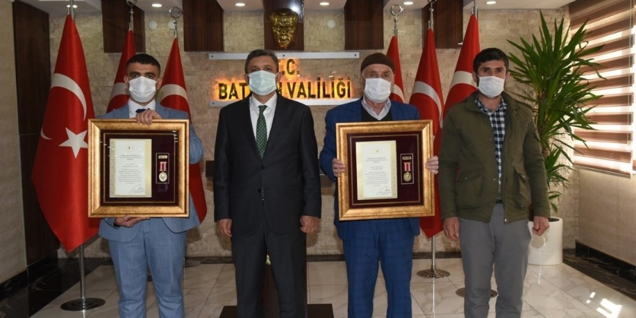 Şehit Babası Ve Gaziye Devlet Övünç Madalyası Verildi