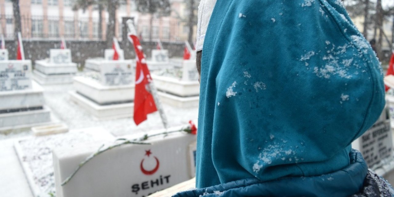 Lapa Lapa Kar Altında Şehitler İçin Hatim Duası