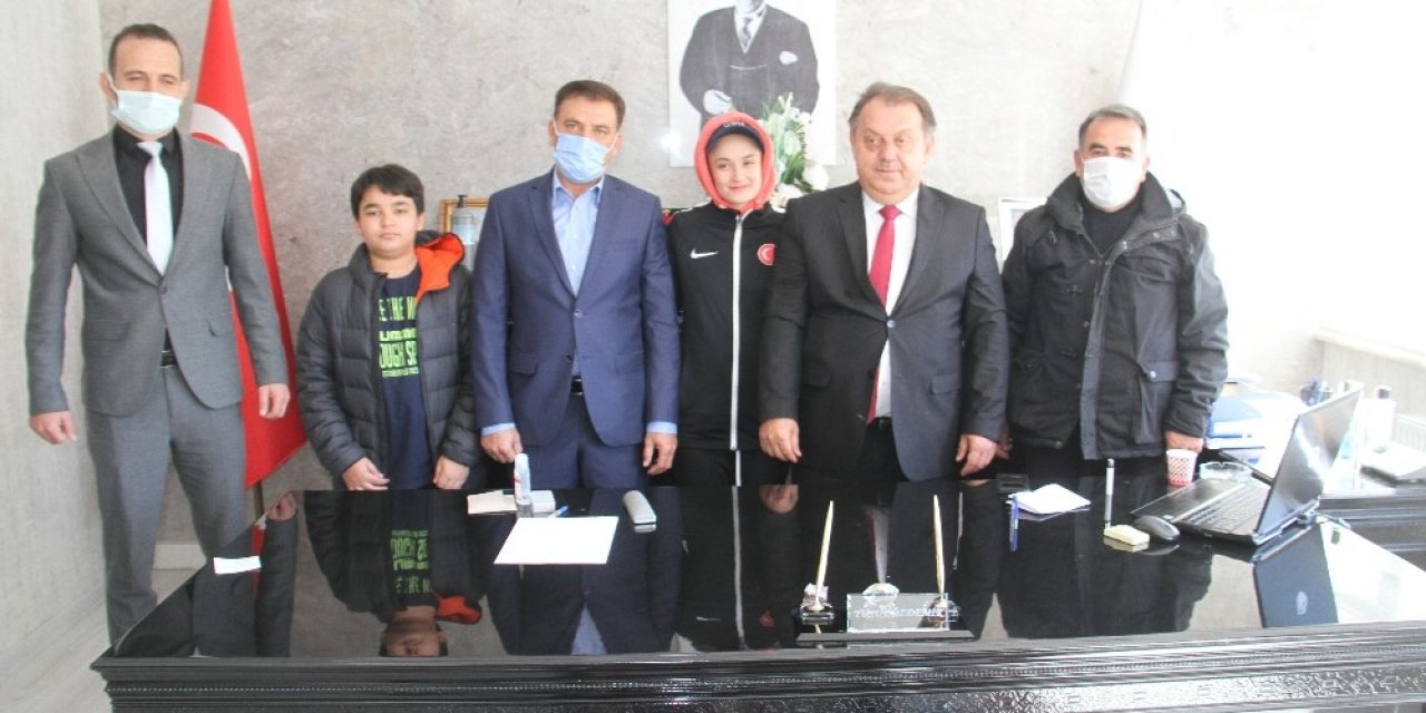 Beyşehir Kaymakamı Özdemir, Başarılı Milli Tekvandocuyu Altınla Ödüllendirdi