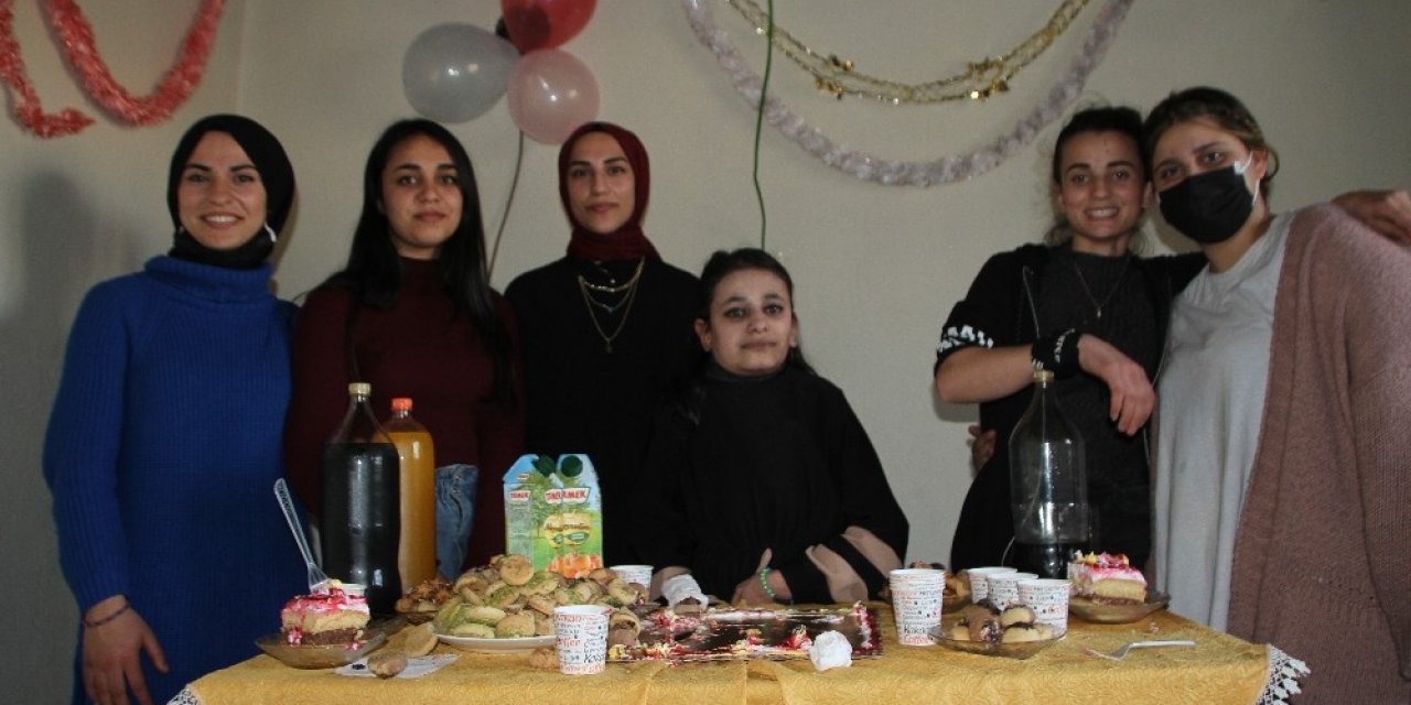 Yatağa Mahkum Kıza Doğum Günü Sürprizi
