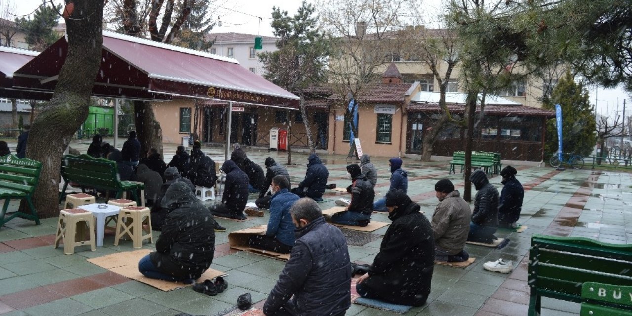 Kar Yağışı Altında Cuma Namazı