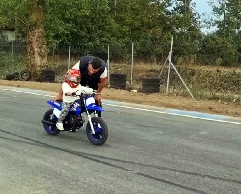 Sofuoğlu’nun 1 buçuk yaşındaki oğlunun motosiklet kullandığı video beğeni kazandı