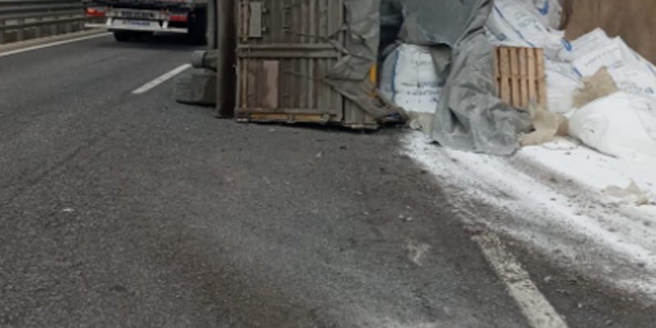 Bor Yüklü Tır Yan Yattı: 1 Yaralı