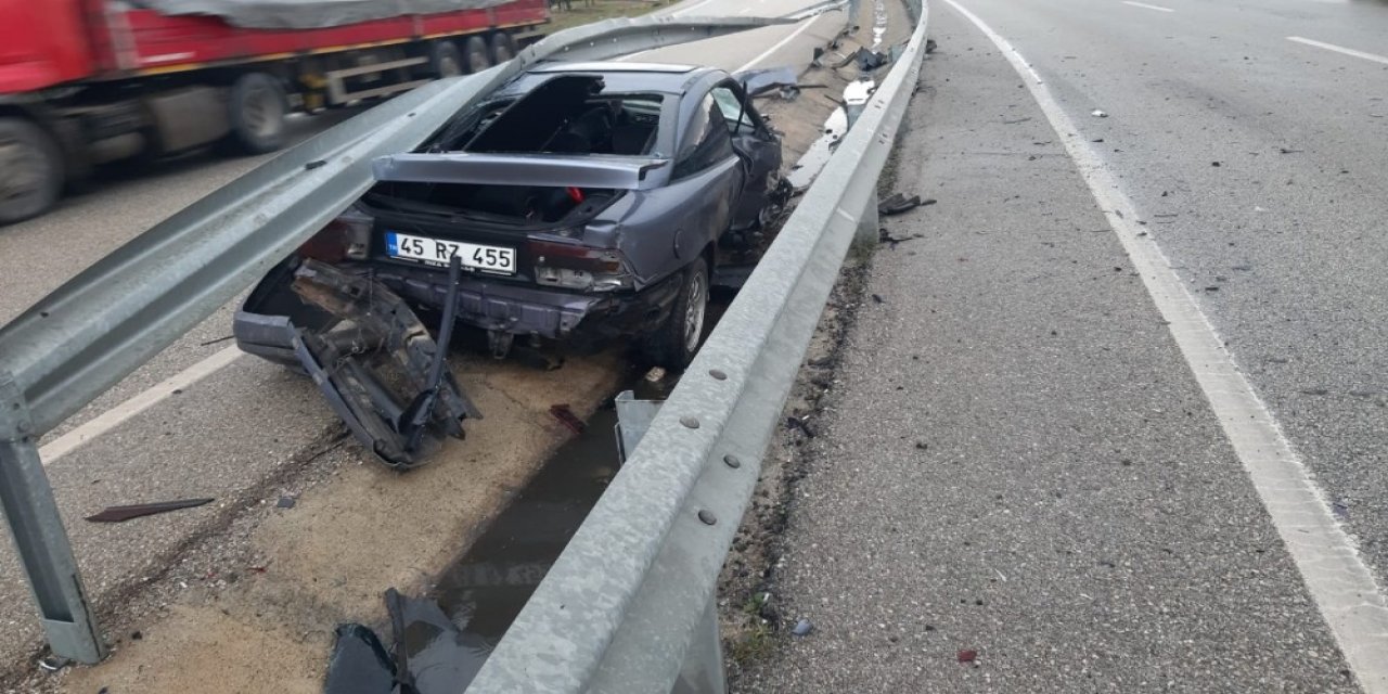 Kontrolden Çıkan Araç Demir Bariyerlere Çarptı