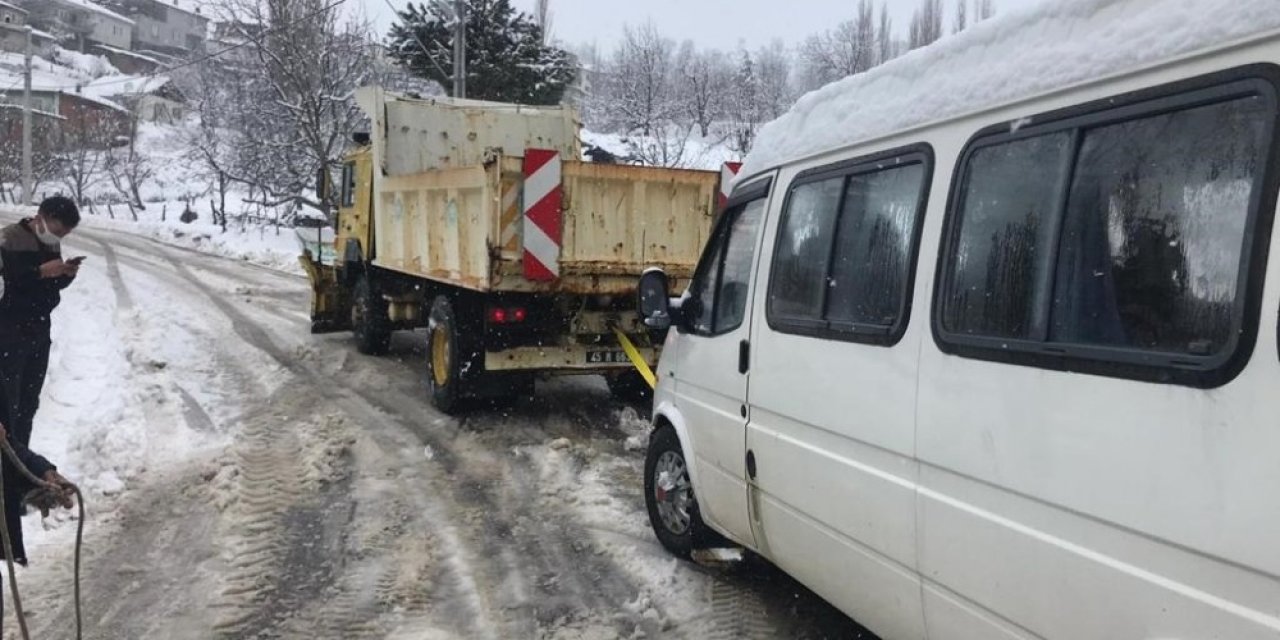 Karda Mahsur Kalan Öğrenci Servisi Kurtarıldı