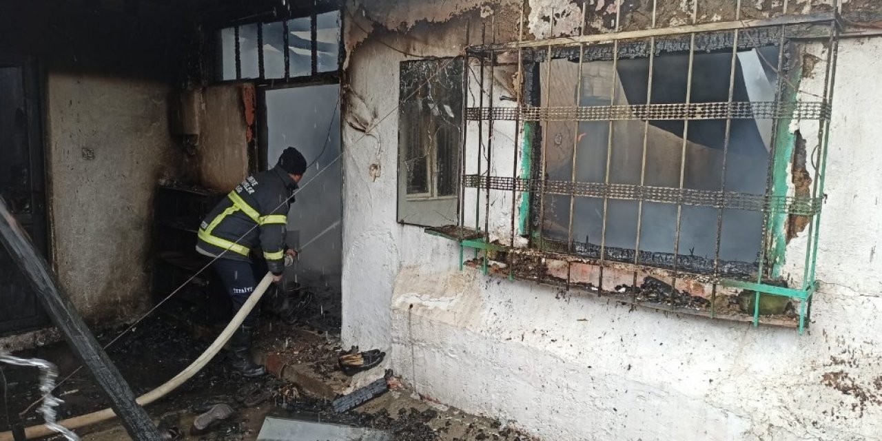 Köy Evinde Çıkan Yangın Korkuttu