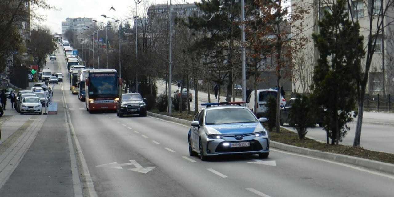 Kosova’da Otobüs Konvoylu Protesto Eylemi