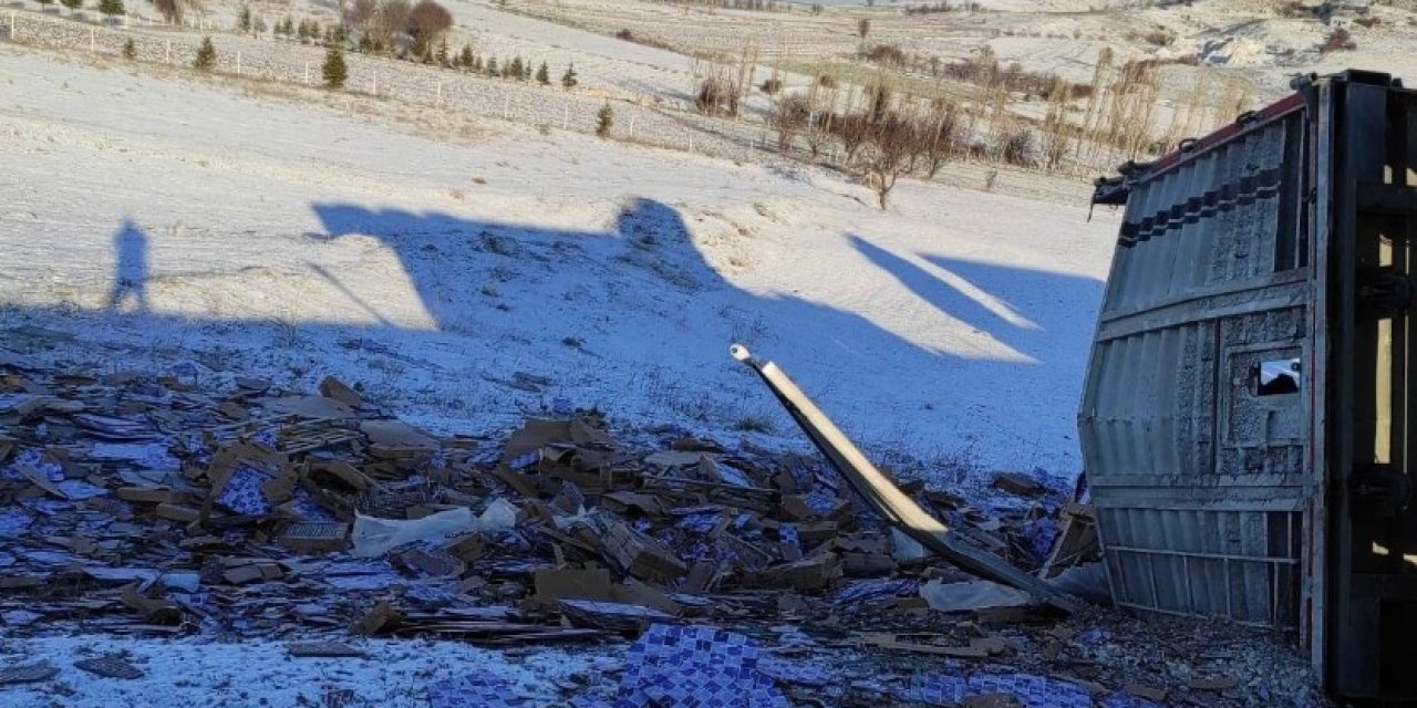 Devrilen Tırdan Tonlarca Fayans Tarlaya Savruldu