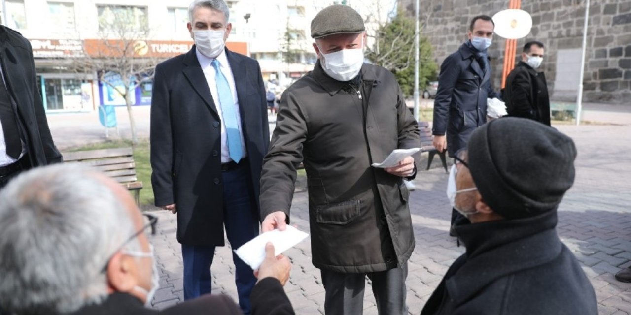 Başkan Çolakbayrakdar Denetimlerde Maske Dağıttı