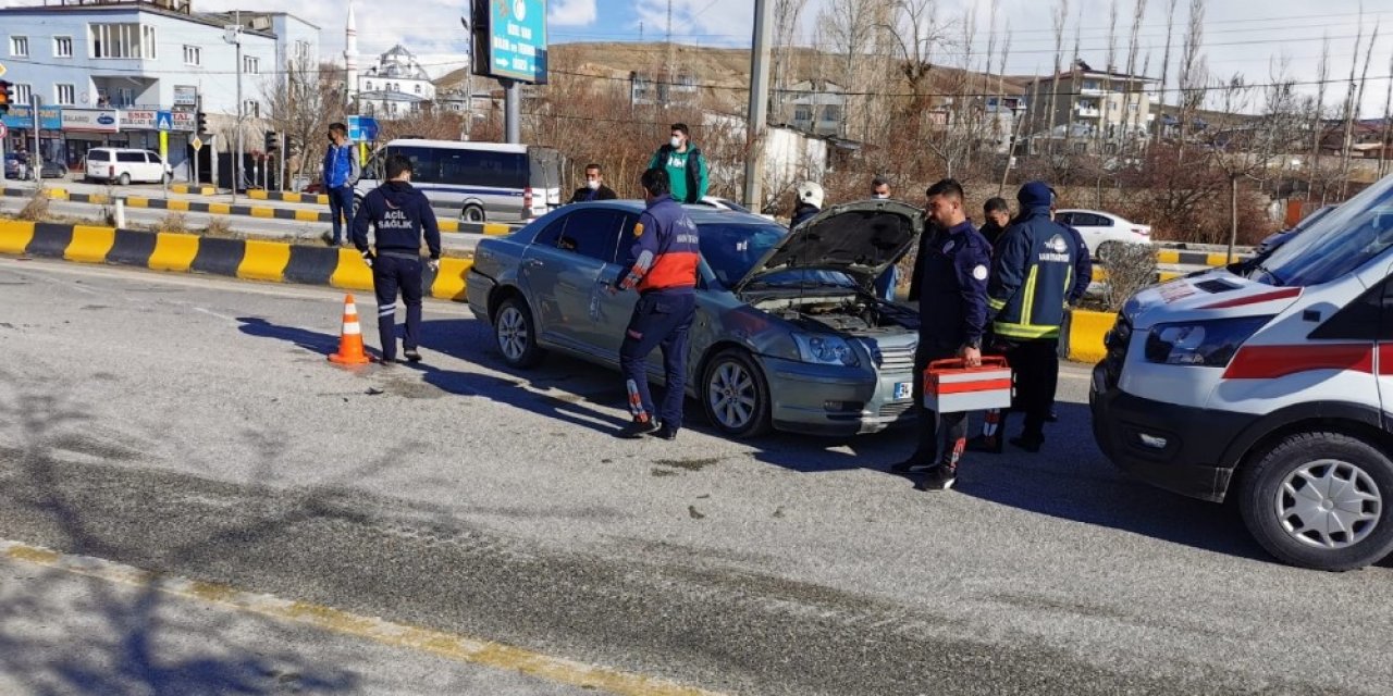 Otomobille Kamyonet Çarpıştı: 2 Yaralı