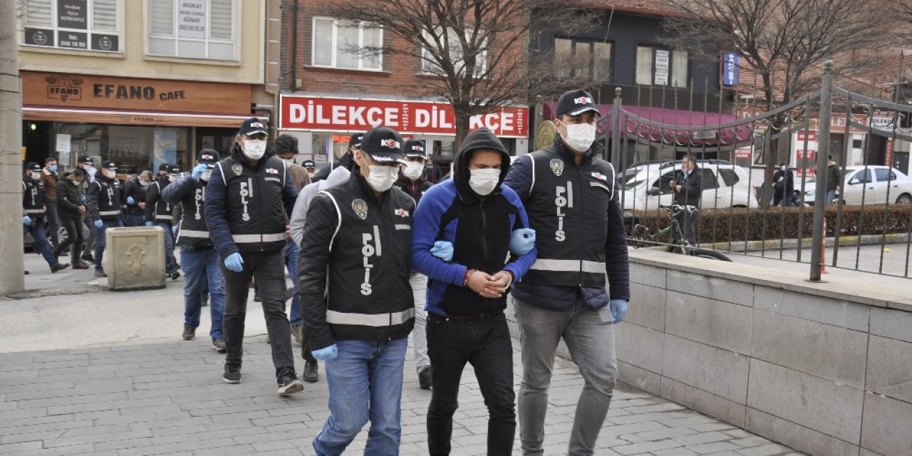 Tefecilikten Mahkemeye Çıkarılanlardan 1’i Tutuklandı