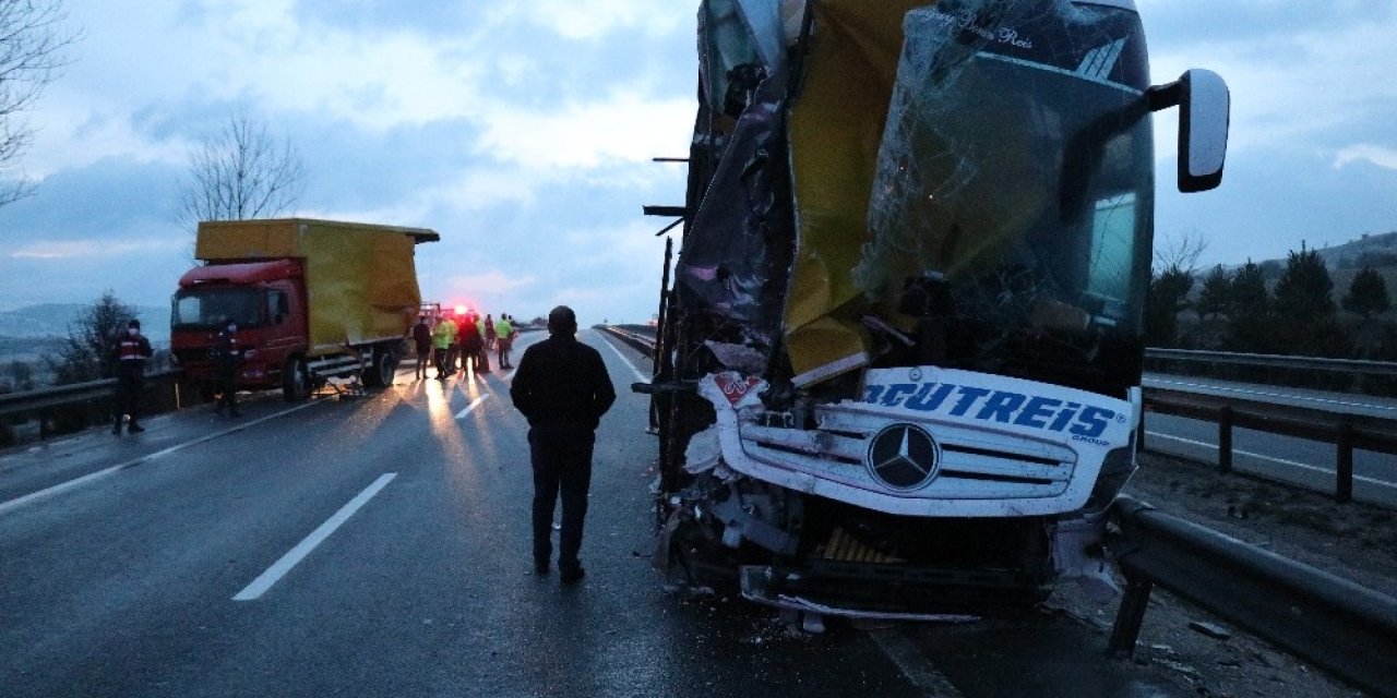 Bolu’da, Yolcu Otobüsü Arıza Yapan Kamyona Çarptı: 3 Yaralı