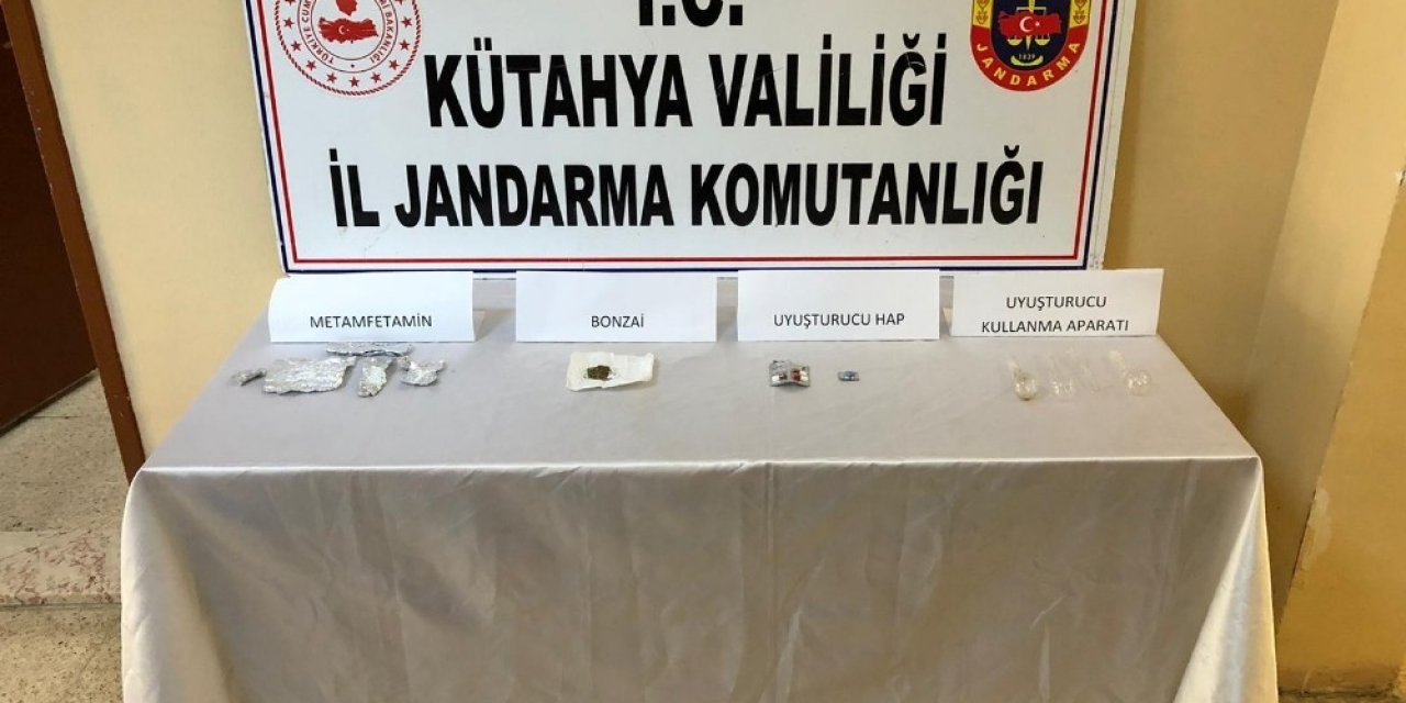 Kütahya’da Durdurulan Bir Araçta Uyuşturucu Ele Geçildi: 2 Gözaltı