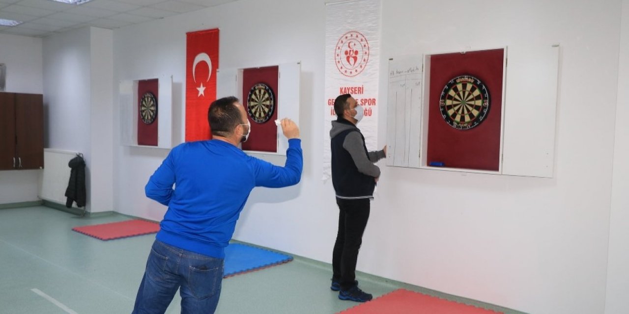 İ̇l Müdürü Ali İ̇hsan Kabakcı Dart Müsabakasında Yarıştı