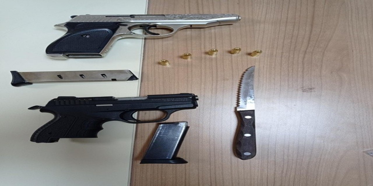 Aranan Şahıs 2 Adet Silah Ve Bıçak Bulunan Araçta Yakalandı