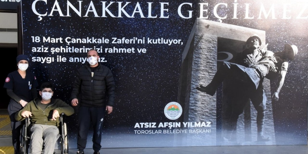 "çanakkale Geçilmez" Tiyatro Oyununun Özel Konuğu Engelli Mustafa Oldu