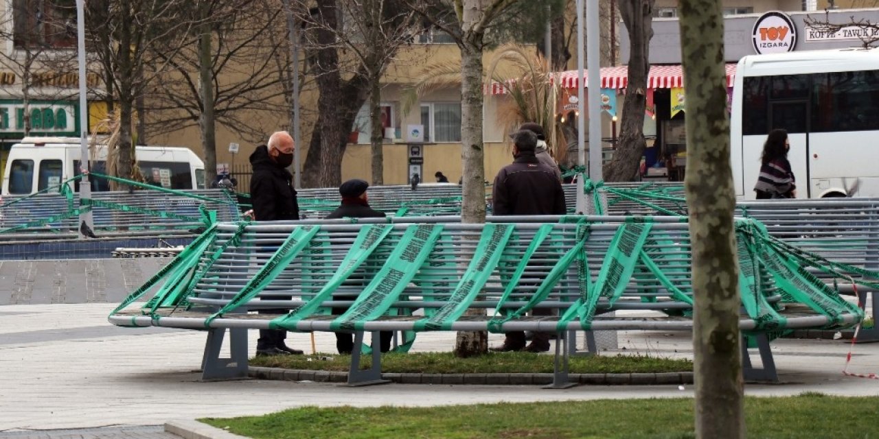 Cumartesi Günü Uygulanan Kısıtlama Kalkınca Soluğu Dışarda Aldılar